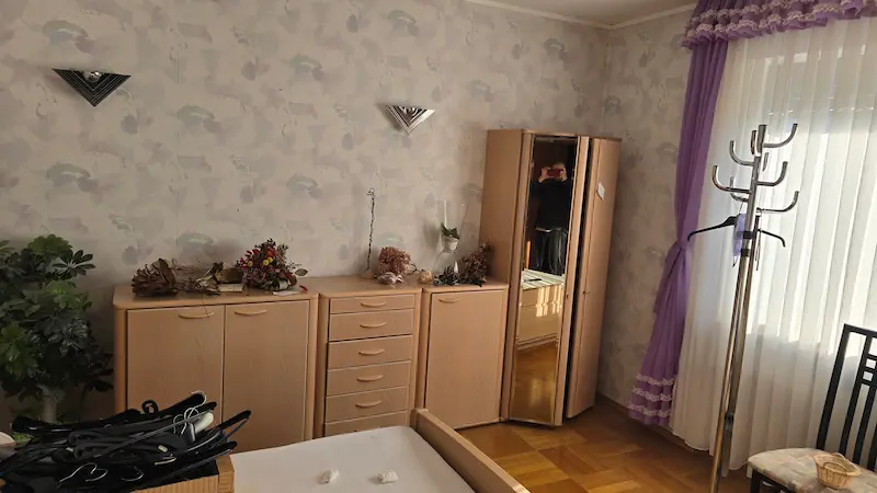 Vollgestelltes Zimmer mit Möbeln vor der Entrümpelung