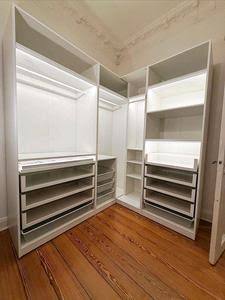 Professionell montiertes Regalsystem und Kleiderschrank von einem Hausmeisterdienst